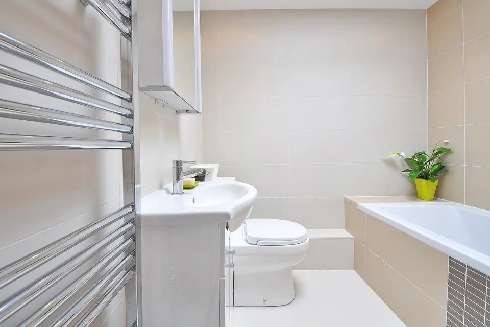 Modernes Badezimmer mit Badewanne und Waschtisch